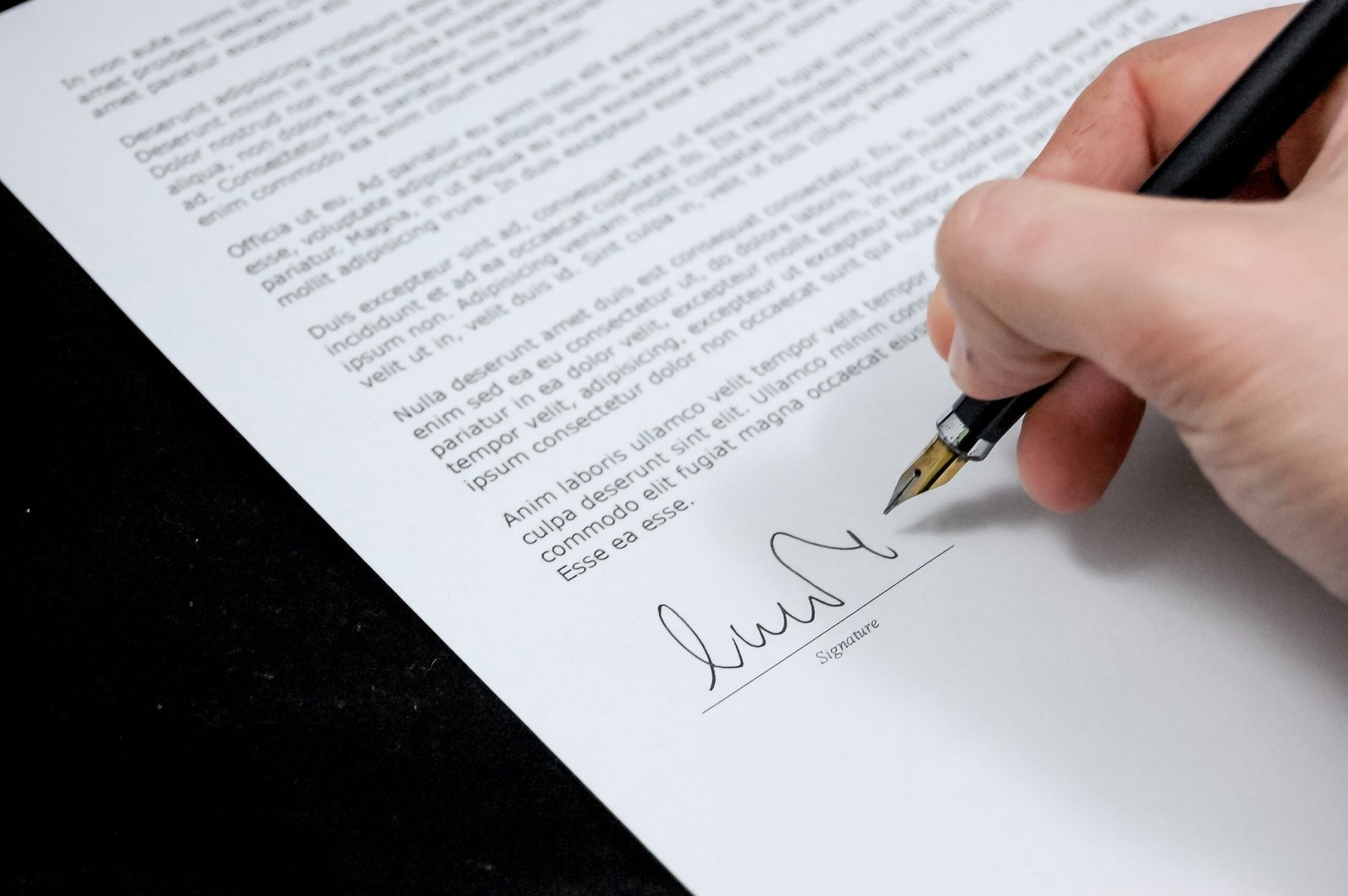 Réglementation location courte durée en Wallonie — signature d'un document officiel